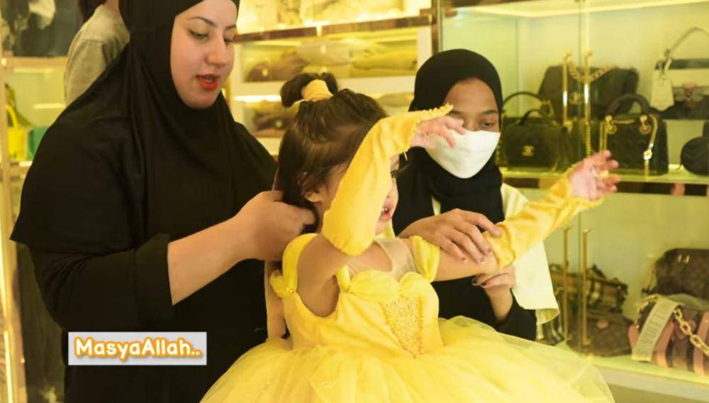 Momen perayaan ulang tahun anak Tasyi Athasyia. (YouTube/Tasyi Athasyia)