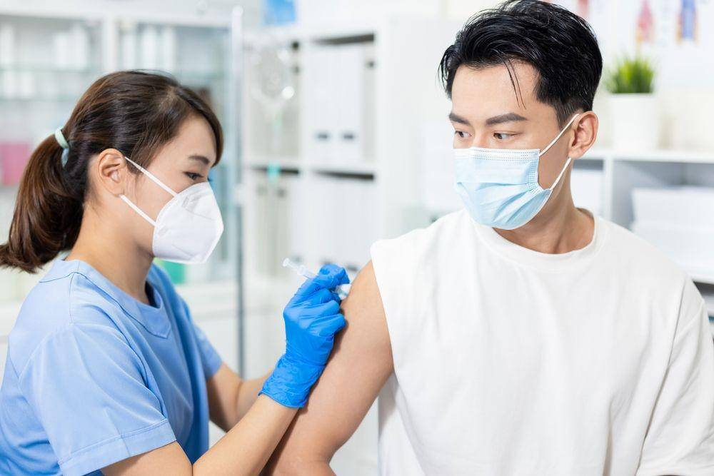 Petugas medis sedang mengambil sampel pemeriksaan (Shutterstock/Aslysun)