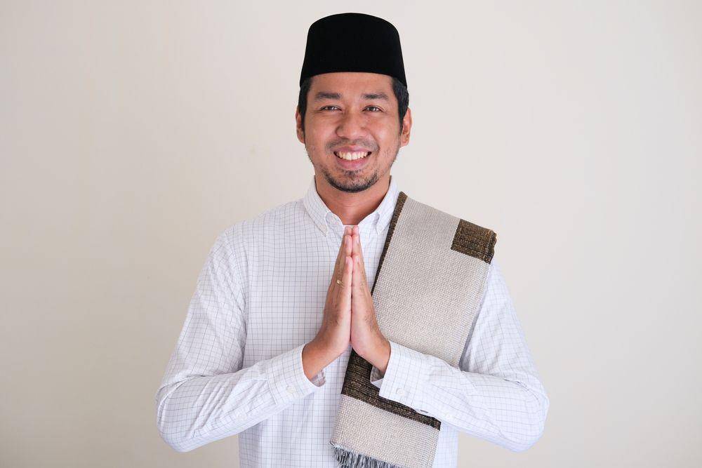 Seorang pria memakai baju koko (Shutterstock/Cornelius Chrisna Tedjo)