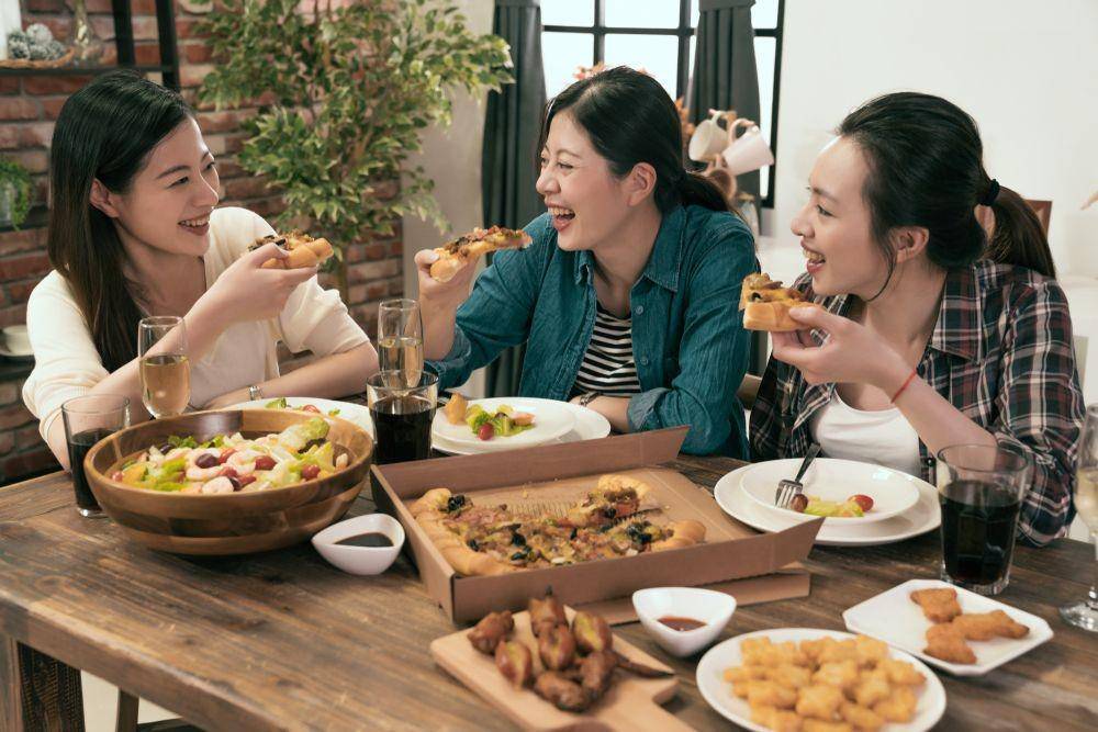 Sekelompok teman sedang makan bersama (Shutterstock/PR Image Factory)