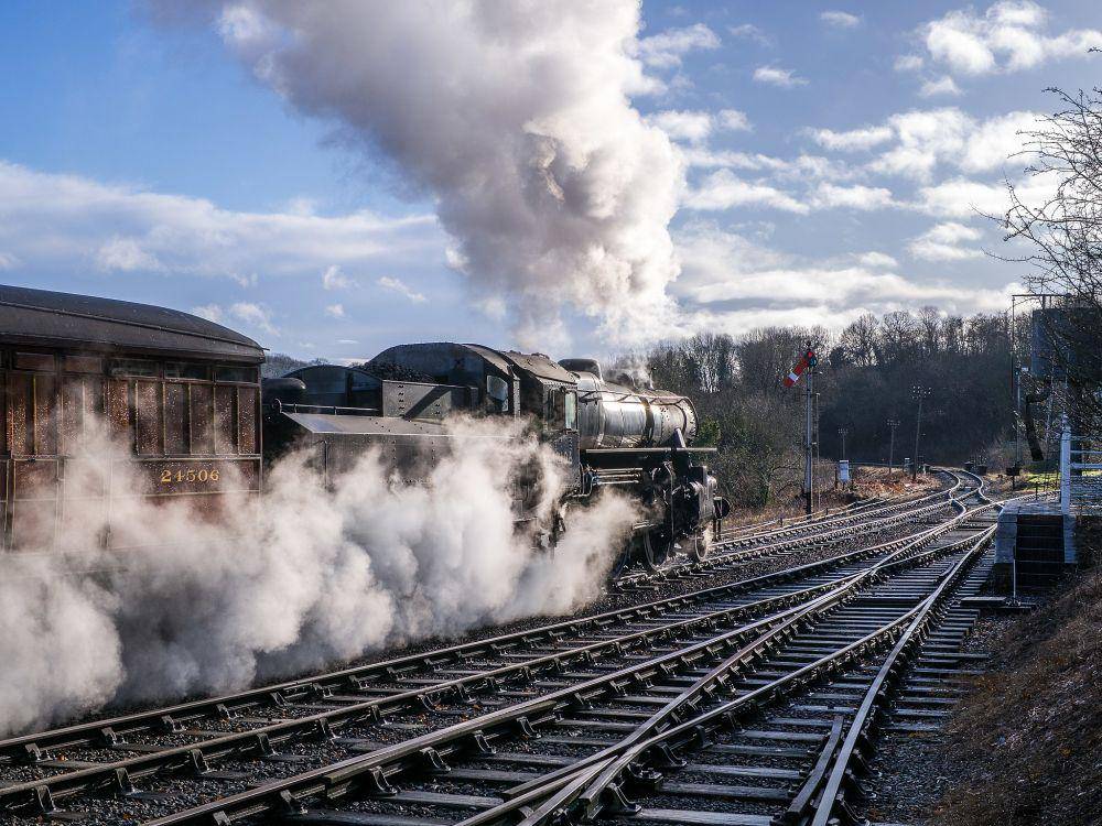 Kereta uap yang berangkat dari Stasiun Highley dalam awan uap dan menuju ke selatan di Severn Valley Railway di Shropshire, Inggris. (commons.wikimedia.org/Tom Axford 1)