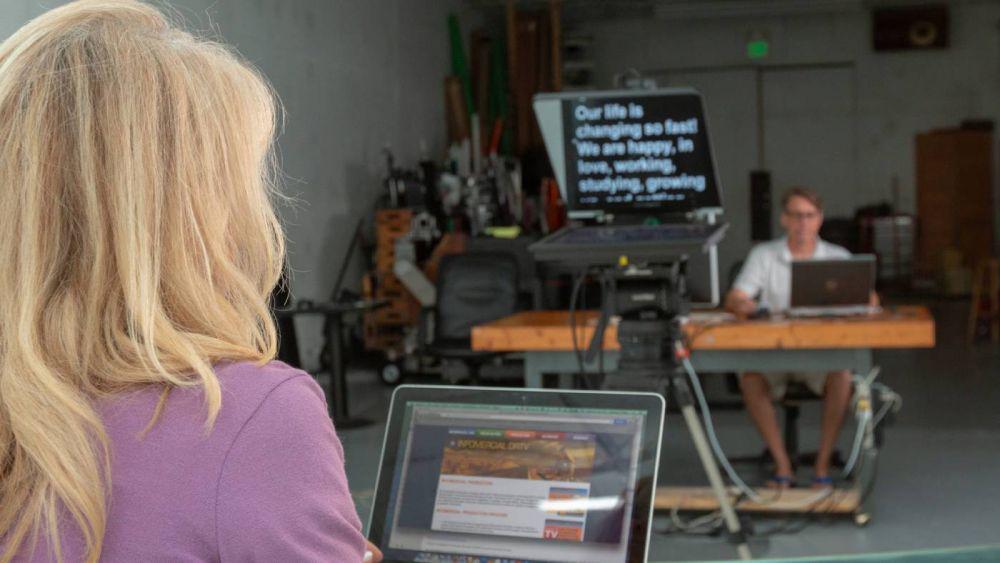 5 Tips Membaca dari Teleprompter Layaknya News Anchor