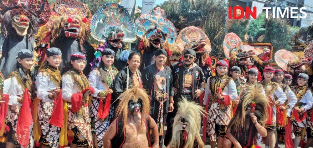 Seniman reog saat menggelar aksi di depan kantor Dewan Perwakilan Rakyat Daerah (DPRS) Jawa Timur, Senin (25/4/2022). IDN Times/Khusnul Hasana