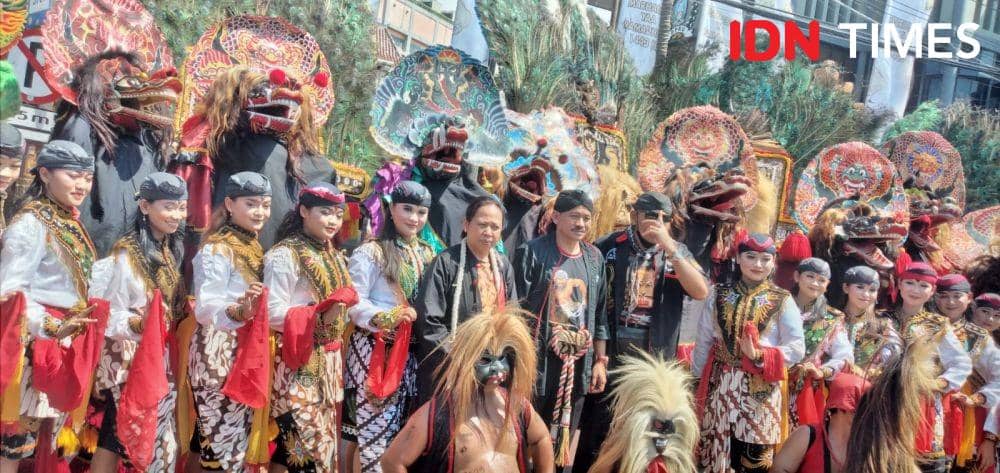 Seniman reog saat menggelar aksi di depan kantor Dewan Perwakilan Rakyat Daerah (DPRS) Jawa Timur, Senin (25/4/2022). IDN Times/Khusnul Hasana