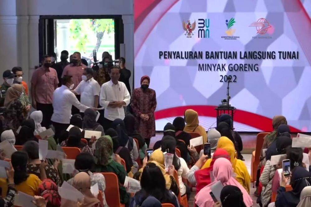 Presiden Jokowi salurkan BLT Minyak Goreng di Gedung Pos Jakarta. (youtube.com/Sekretariat Presiden)