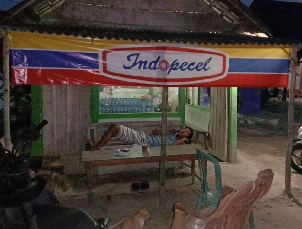spanduk gak sesuai jualan (twitter.com/nocontextwarung)