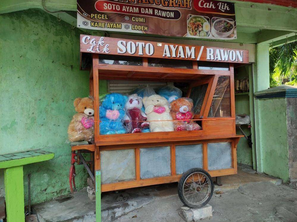 spanduk gak sesuai jualan (twitter.com/nocontextwarung)