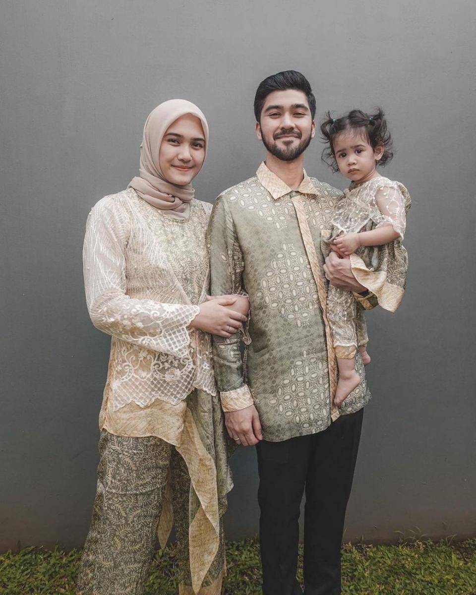 ide baju lebaran couple warna earthy tones (instagram.com/annissanns)