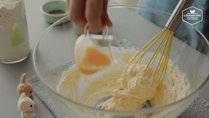 ilustrasi mencampur bahan (dok. youtube.com/Cooking tree 쿠킹트리)