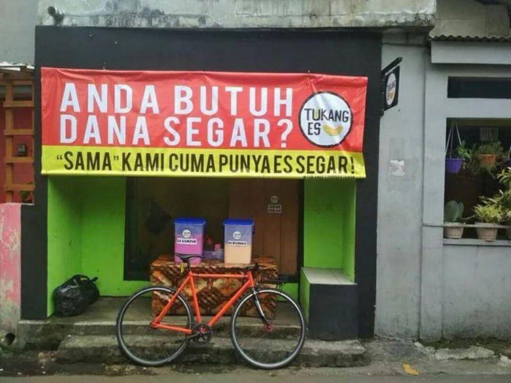 spanduk gak sesuai jualan (twitter.com/nocontextwarung)
