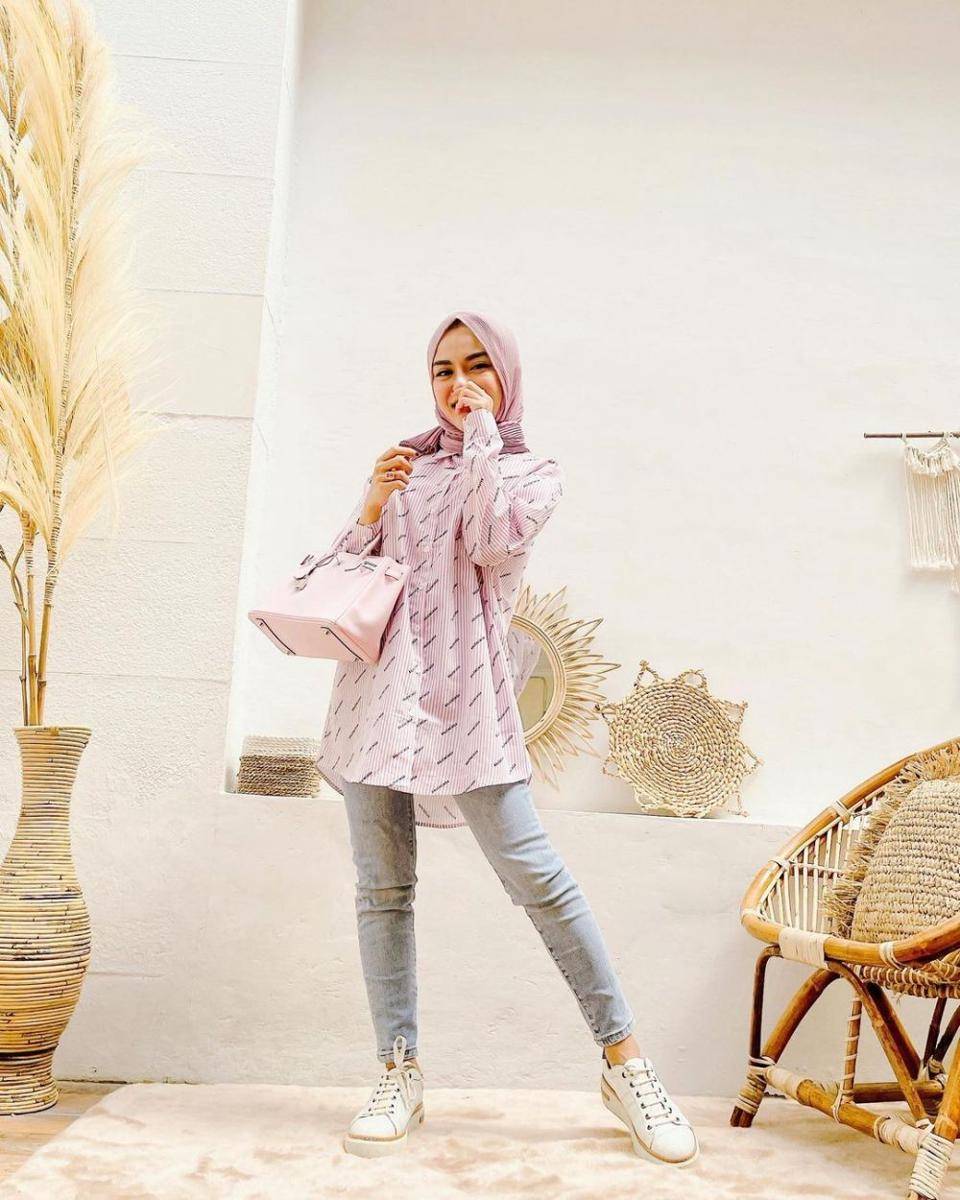Mix and match kemeja dan blouse ala Medina Zein (instagram.com/medinazein)