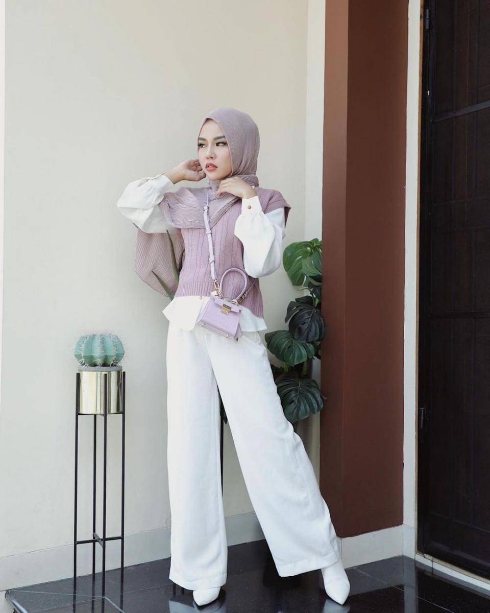 Mix and match kemeja dan blouse ala Medina Zein (instagram.com/medinazein)