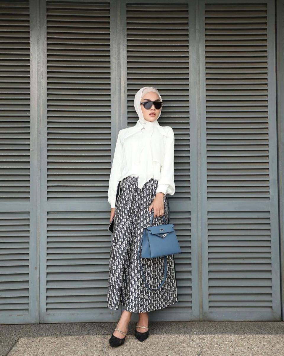 Mix and match kemeja dan blouse ala Medina Zein (instagram.com/medinazein)
