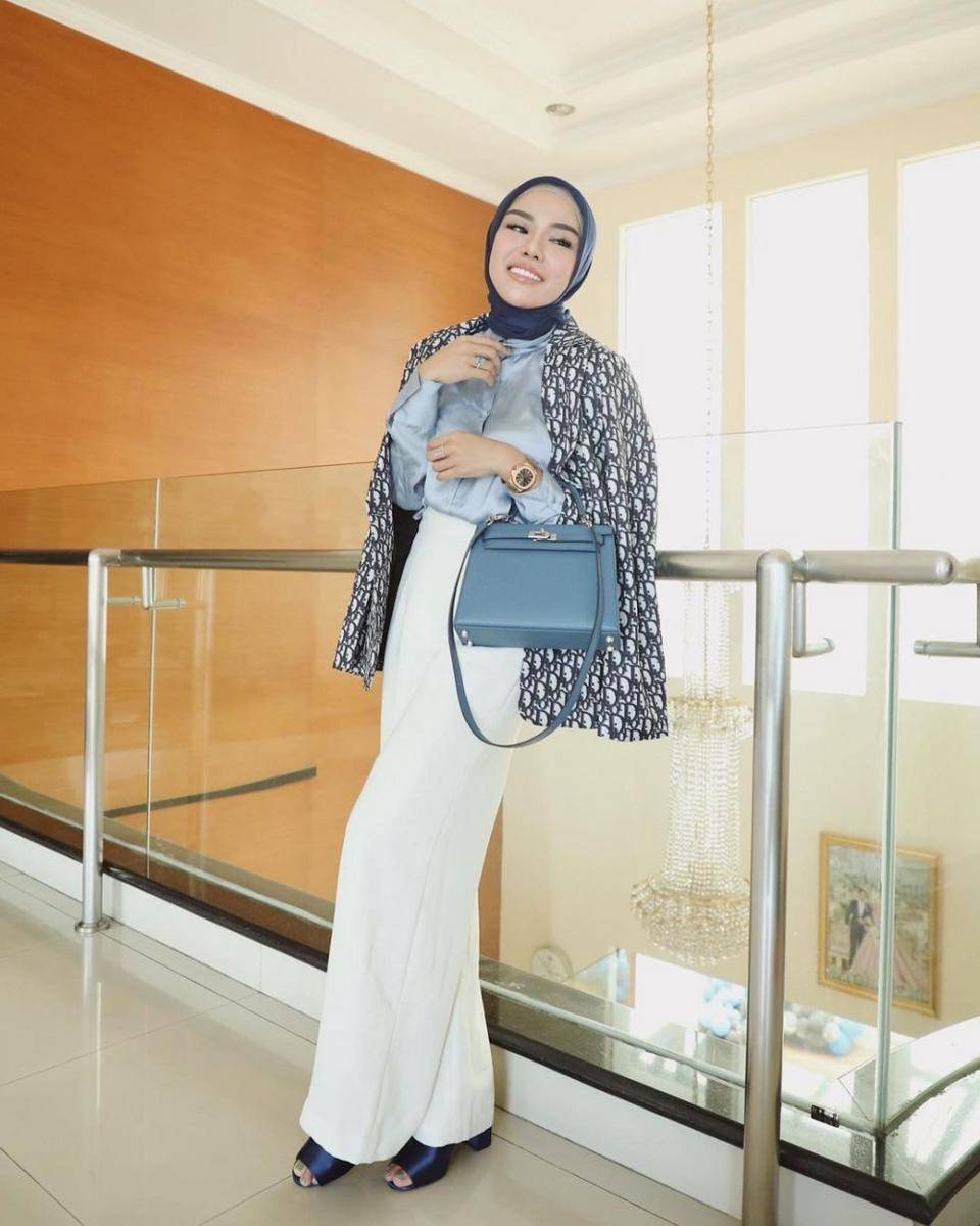 Mix and match kemeja dan blouse ala Medina Zein (instagram.com/medinazein)
