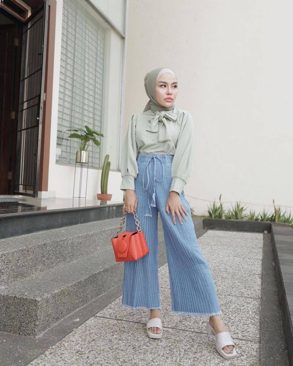 Mix and match kemeja dan blouse ala Medina Zein (instagram.com/medinazein)
