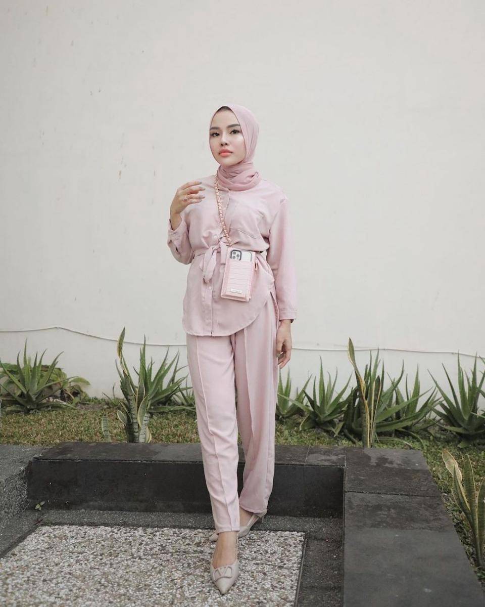 Mix and match kemeja dan blouse ala Medina Zein (instagram.com/medinazein)
