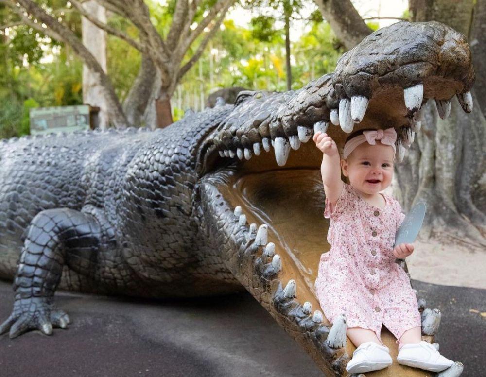9 Potret Gemas Cucu Mendiang Steve Irwin, Pecinta Satwa Sejak Dini