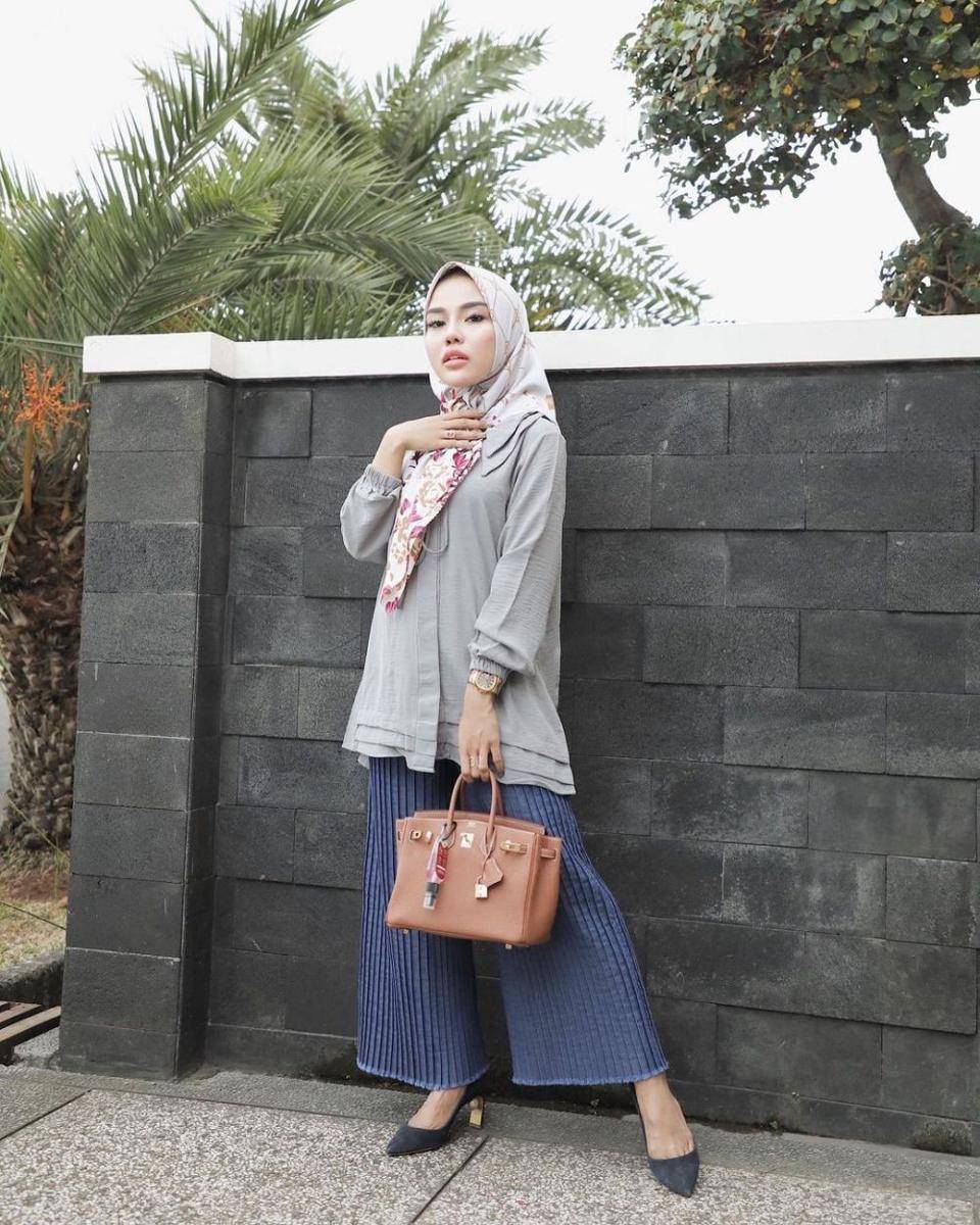 Mix and match kemeja dan blouse ala Medina Zein (instagram.com/medinazein)