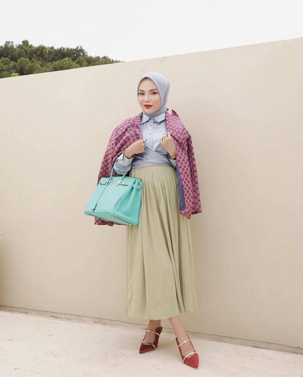 Mix and match kemeja dan blouse ala Medina Zein (instagram.com/medinazein)