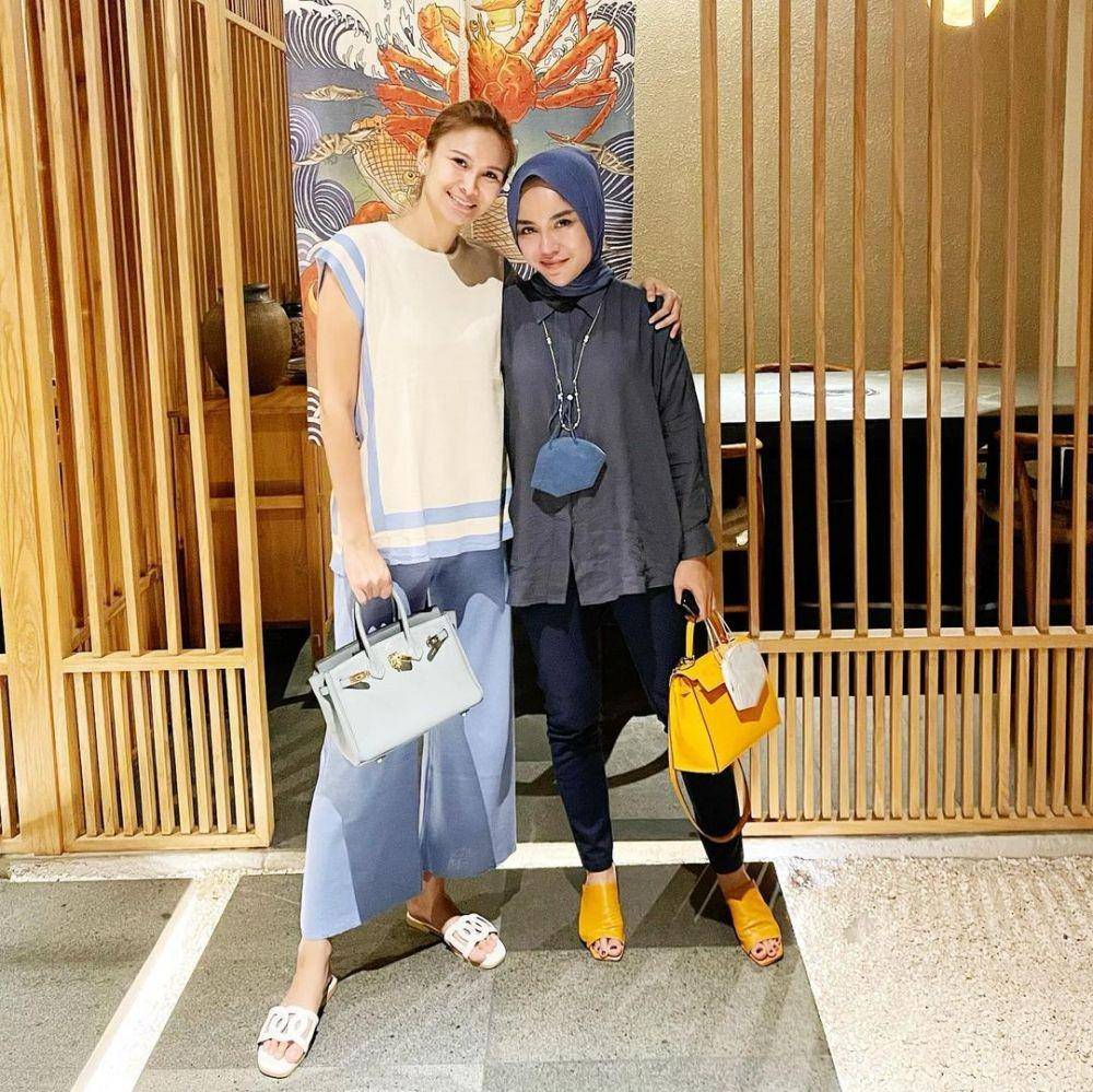Mix and match kemeja dan blouse ala Medina Zein (instagram.com/medinazein)