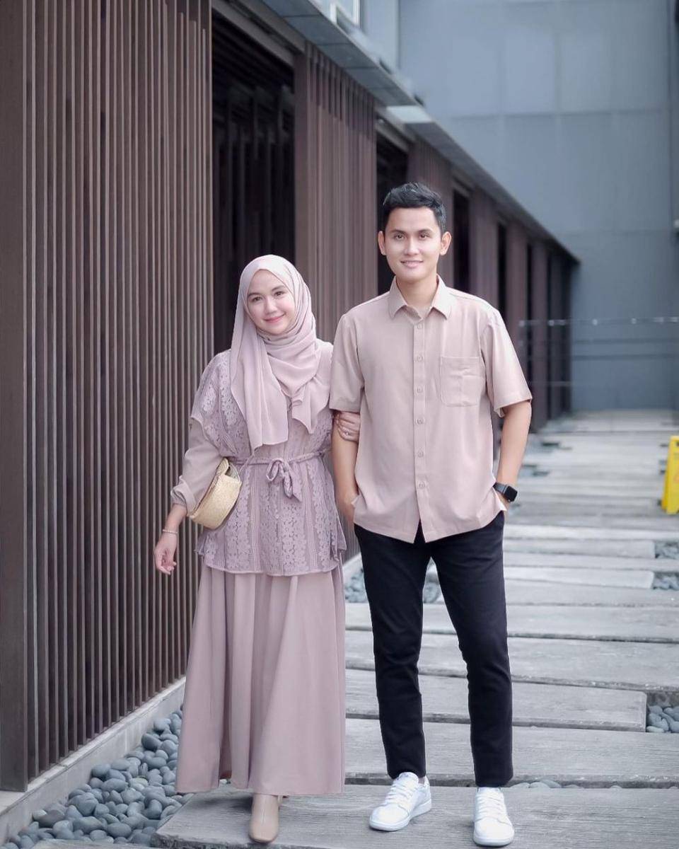 ide baju lebaran couple warna earthy tones (instagram.com/aestetika_)