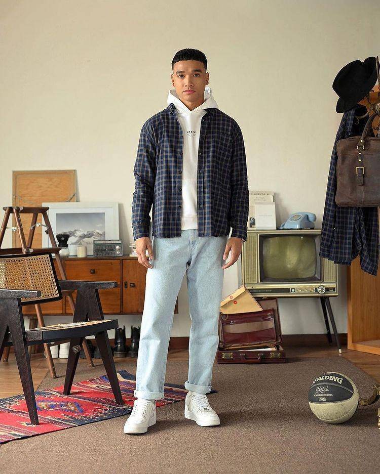 Potret Fadly Faisal mengenakan outfit streetwear (instagram.com/@fadlyfsl_)
