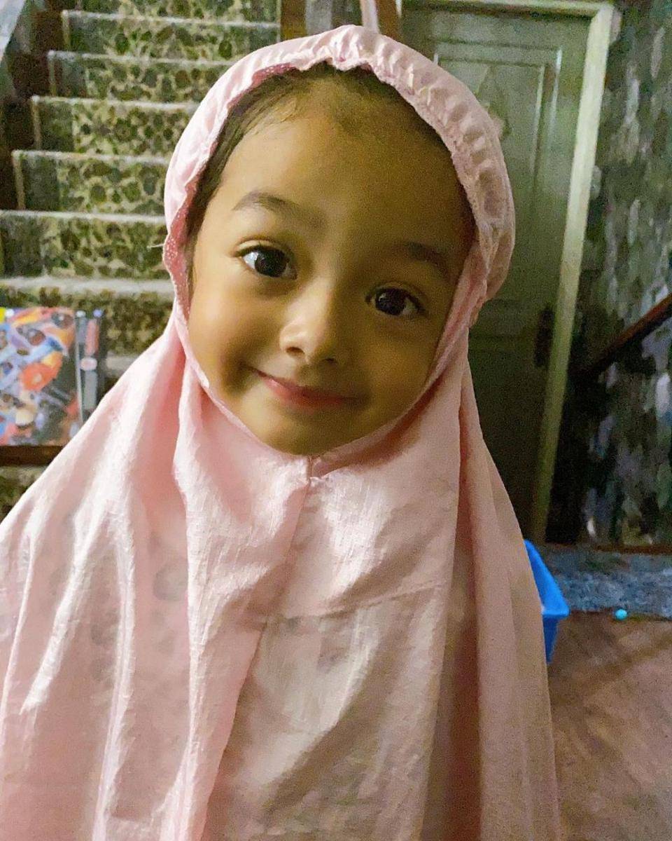 Potret imut Queen Eijaz saat berhijab (instagram.com/queeneijazslofareal)