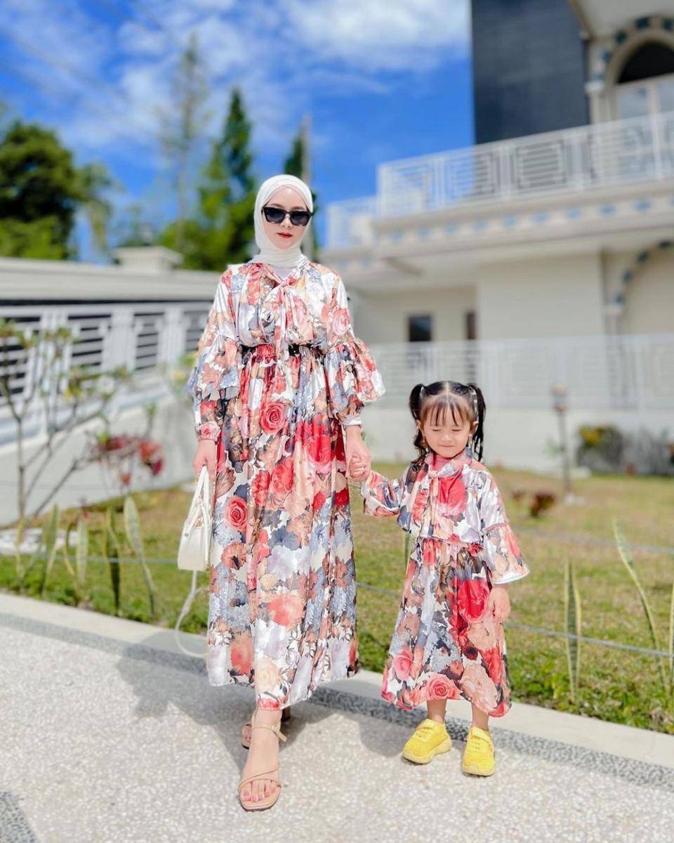 ide baju lebaran kompak untuk ibu dan anak perempuan (instagram.com/nafisahfauziyyahh)