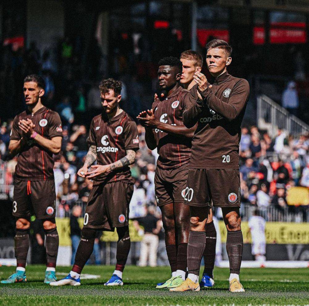 Pemain FC St Pauli bertepuk tangan usai pertandingan. (instagram.com/fcstpauli)