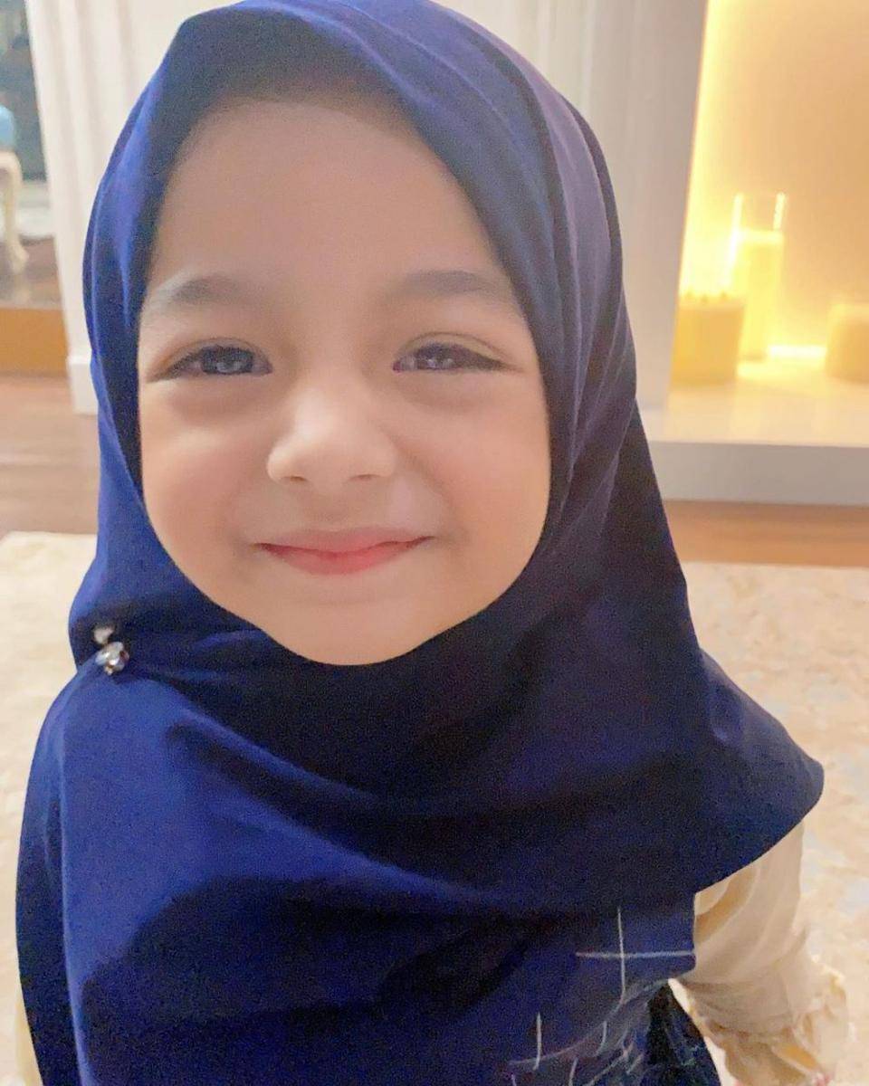 Potret imut Queen Eijaz saat berhijab (instagram.com/queeneijazslofareal)