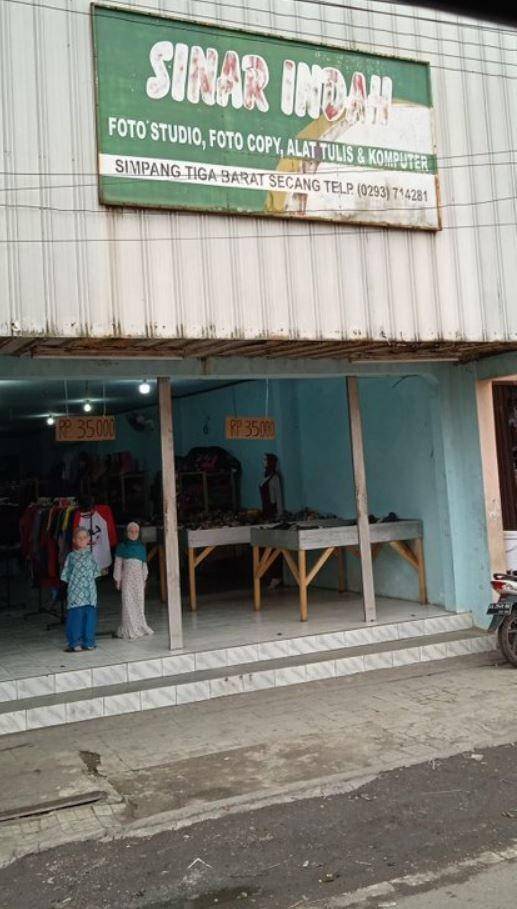 spanduk gak sesuai jualan (twitter.com/nocontextwarung)