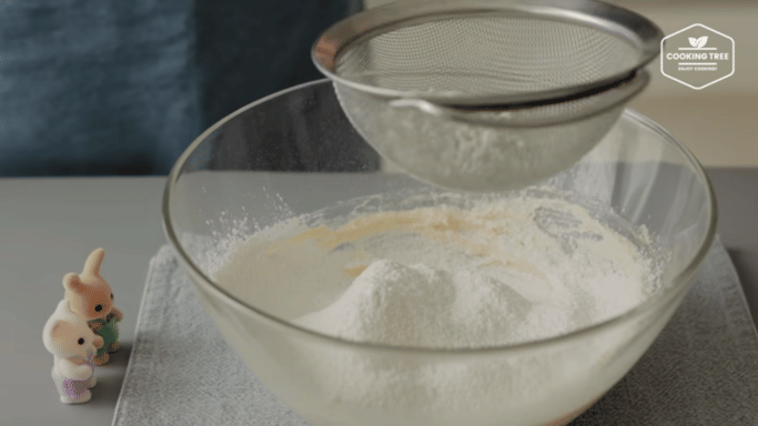 ilustrasi mencampur tepung (dok. youtube.com/Cooking tree 쿠킹트리)