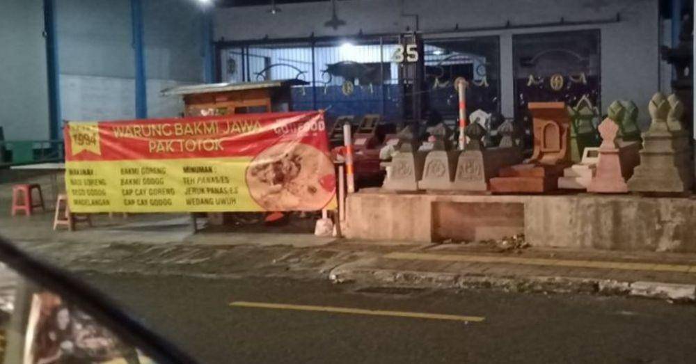 spanduk gak sesuai jualan (twitter.com/nocontextwarung)