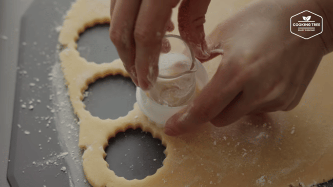 ilustrasi mencetak adonan (dok. youtube.com/Cooking tree 쿠킹트리)