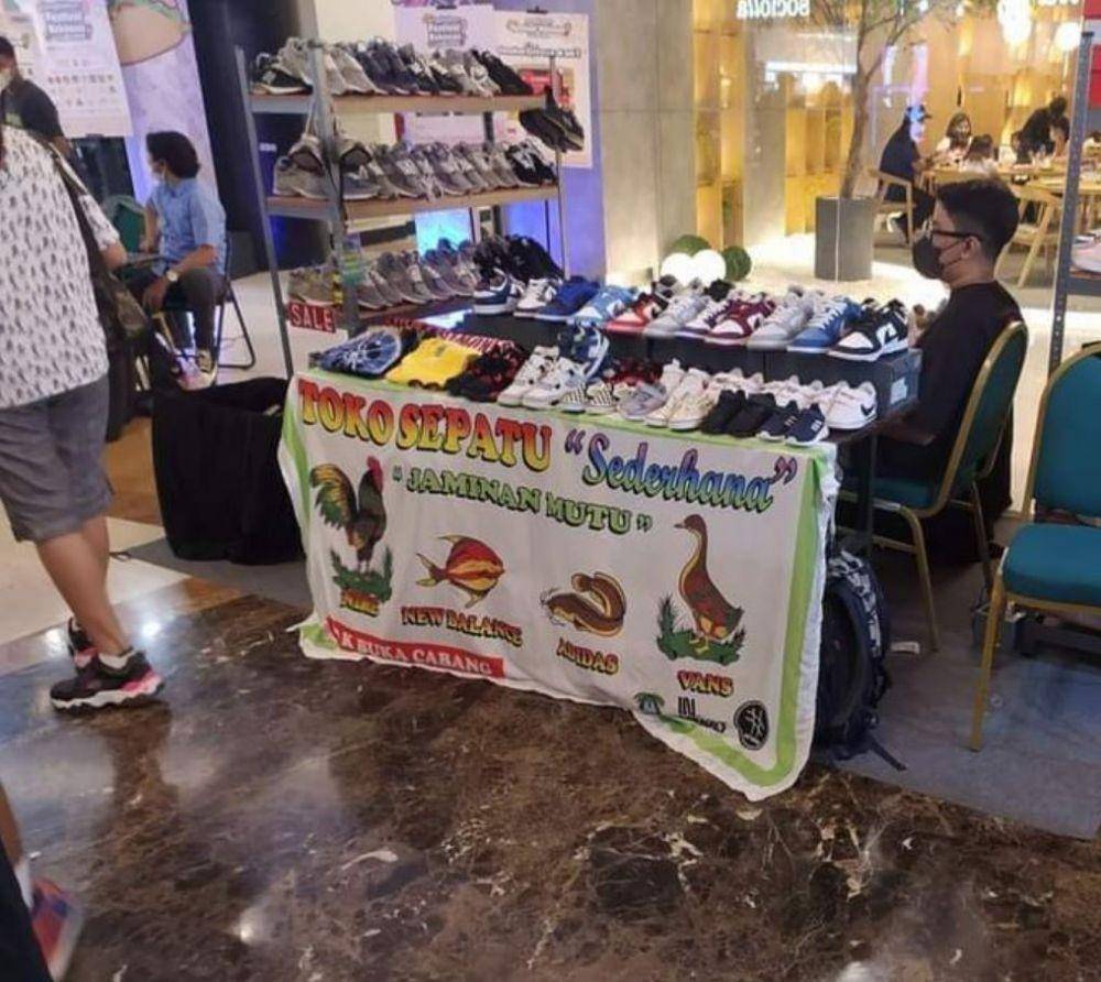 spanduk gak sesuai jualan (twitter.com/nocontextwarung)