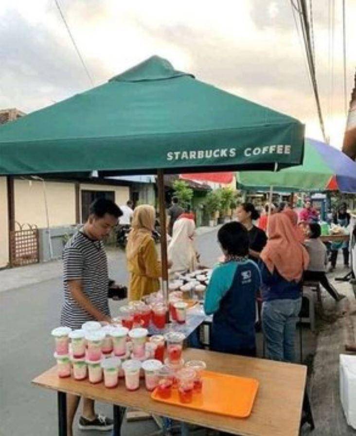 spanduk gak sesuai jualan (twitter.com/nocontextwarung)