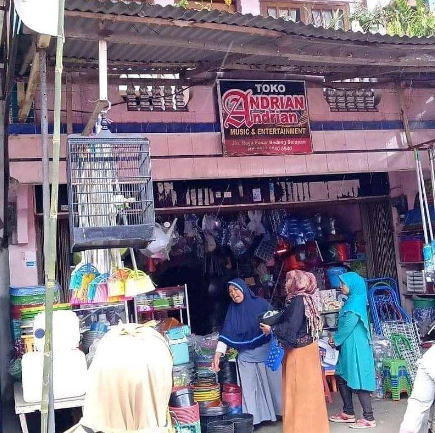 spanduk gak sesuai jualan (twitter.com/nocontextwarung)