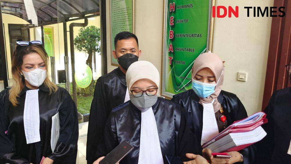 Kajari Depok, Mia Banulita usai mengikuti persidangan dugaan pencabulan oknum guru ngaji di Pengadilan Negeri Depok. (IDNTimes/Dicky)