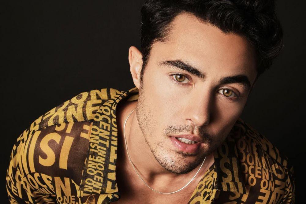 10 Pesona Darren Barnet, Model Pria Pertama Victoria's Secret PINK