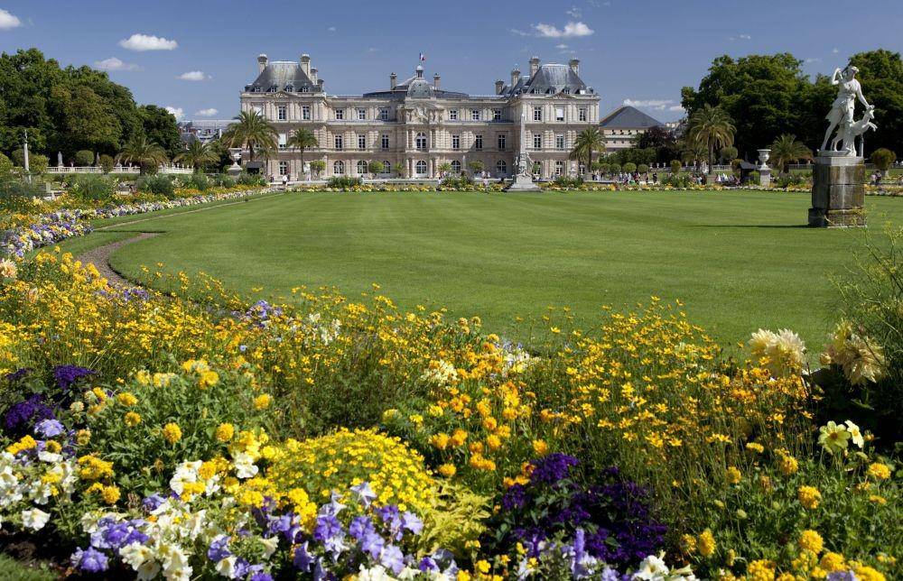 Luxembuorg Gardens, Paris, Prancis (tripsavvy.com)