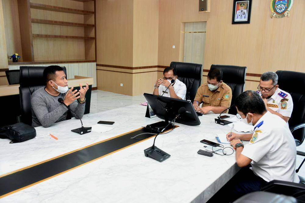 Plt. Kepala Dinas Komunikasi dan Informatika Provinsi Sumut, Kaiman Turnip bersama Kepala Dinas Perhubungan Provinsi Sumut, Alfi Syahriza dan Kepala Dinas Ketahanan Pangan dan Peternakan Sumut M Azhar Harahap saat menggelar konferensi pers terkait persiapan menjelang Hari Raya Idulfitri 1443H (Dok. Dinas Kominfo Sumut)