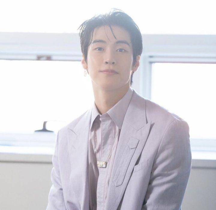 Lee Seung Hyub (instagram.com/sssn9_zzzn9)