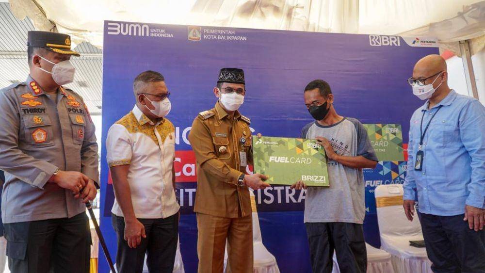 Wali Kota Balikpapan, Rahmad Mas'ud secara simbolis menyerahkan fuel card 2.0 kepada perwakilan masyarakat atau pengemudi angkutan (26/4/2022). (IDN Times/ Istimewa)