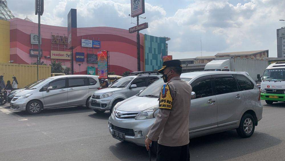Kapolres Metro Bekasi Kota, Kombes Hengki saat meninjau lalulintas. (IDN Times/Imam Faishal)