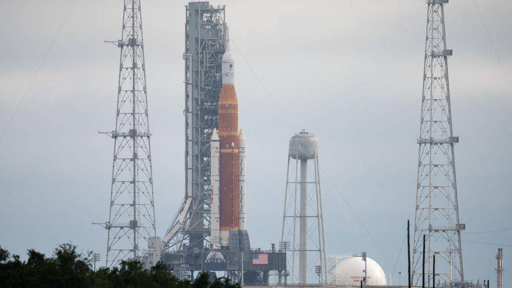 Roket Artemis 1 (space.com/NASA, Joel Kowsky)