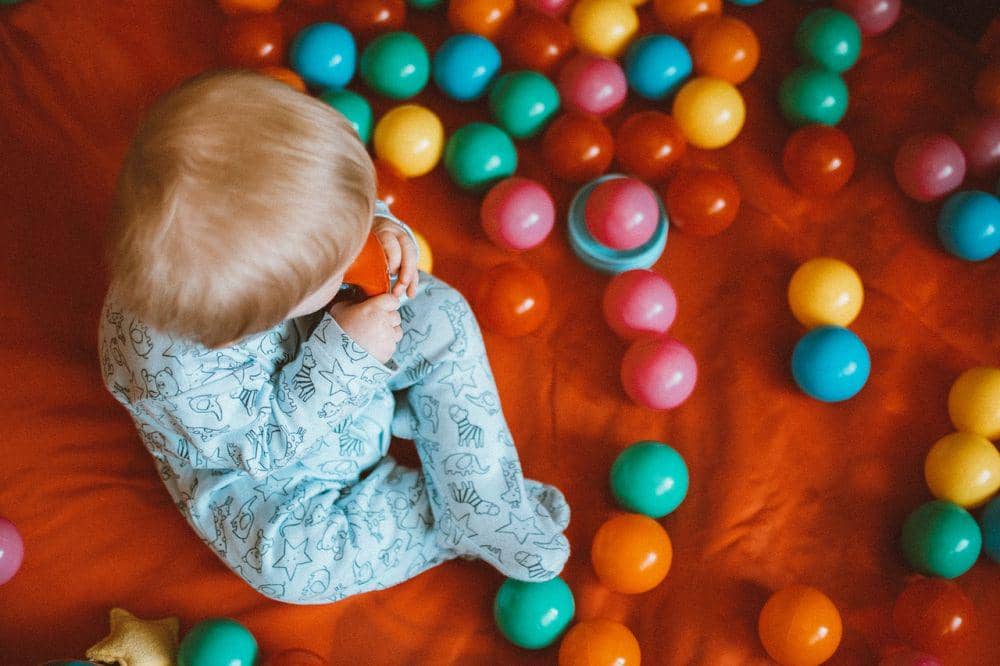 ilustrasi bayi bermain (pexels.com/Lisa Fotios)