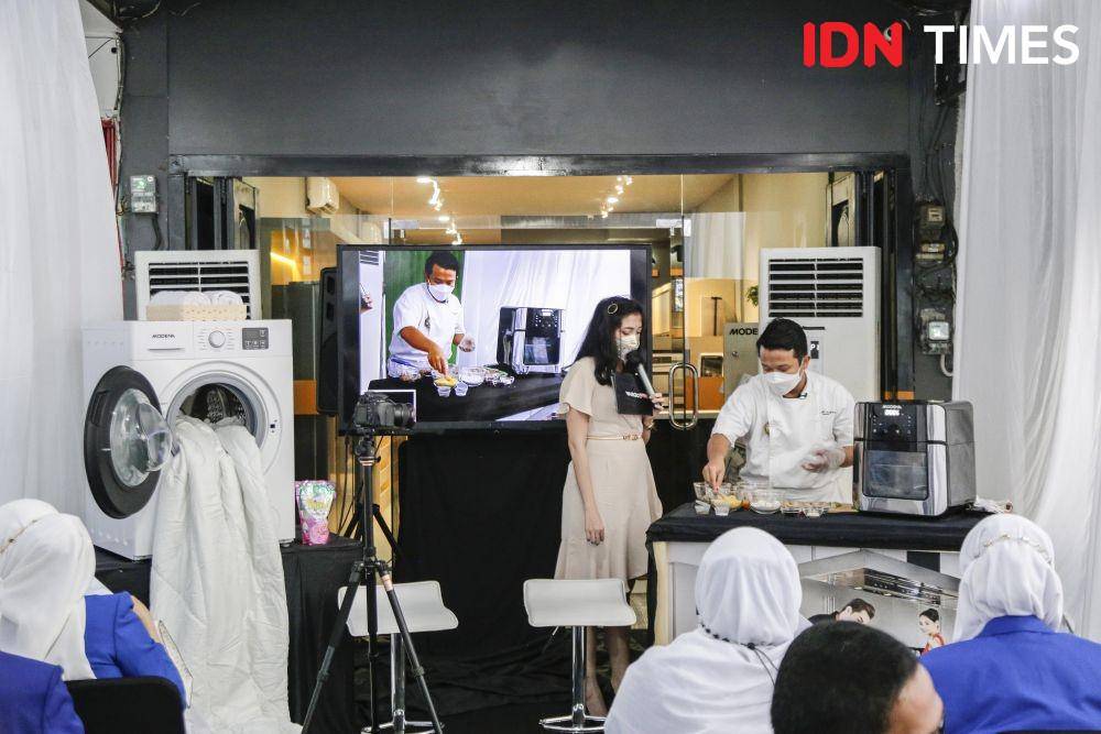 Modena juga memperkenalkan mesin cuci terbarunya di Kota Medan. (IDN Times/Prayugo Utomo)