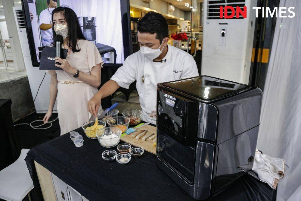 Modena memperkenalkan air fryer terbarunya di Kota Medan. (IDN Times/Prayugo Utomo)