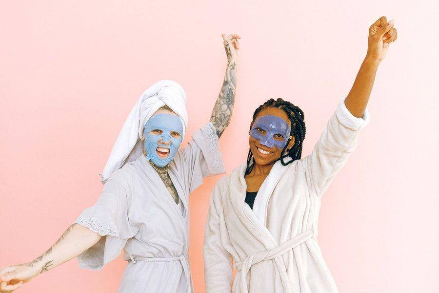 ilustrasi dua sahabat spa (pexels.com/Anna Shvets)
