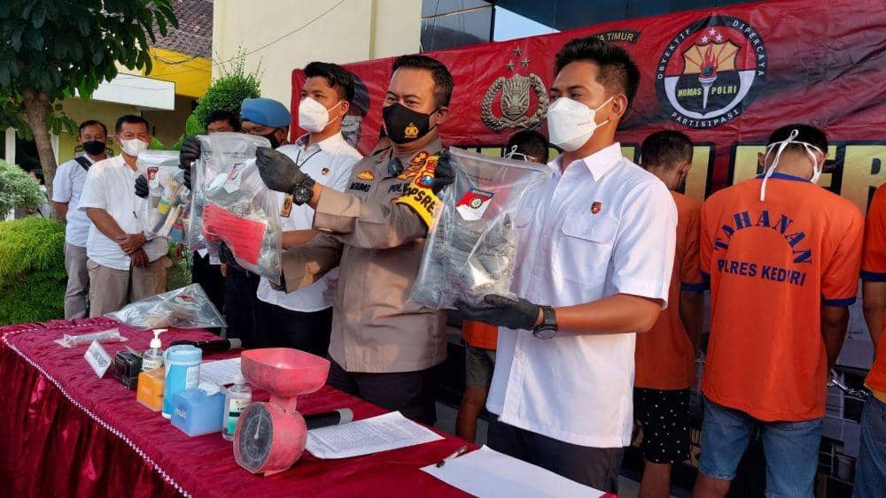 Polisi menunjukkan barang bukti kasus ledakan petasan di Kediri. IDN Times/ istimewa